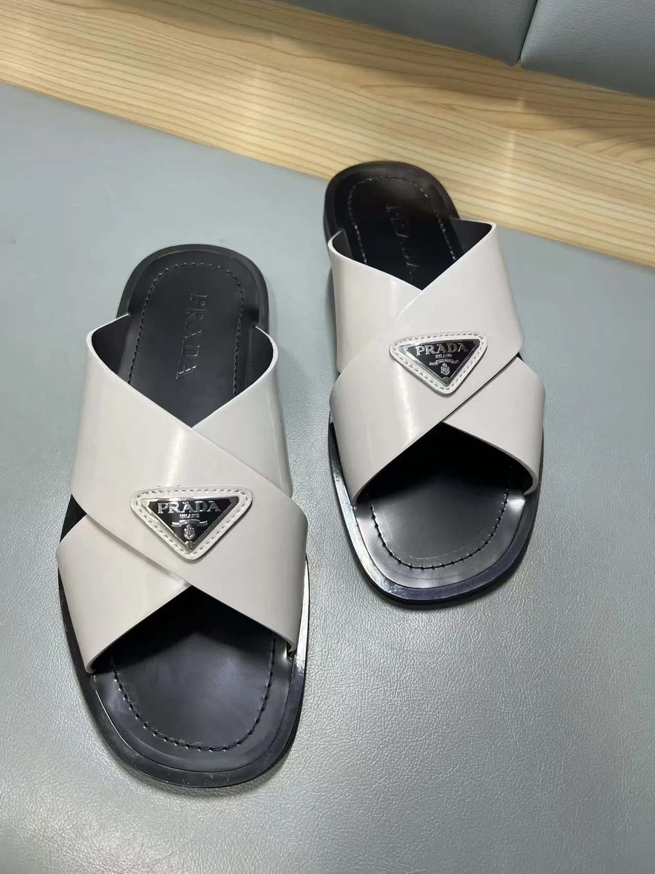 340💰PRADA Prada’s latest slippers are synchronized with the official website. This slipper is made of the brand’s unique and iconic Saffiano leather. The brand logo jumps out from the double straps, and the brand style is clearly visible. Cowhide gives men elegant charm and functional design, making it an ideal choice for vacation and leisure. Size:38-45